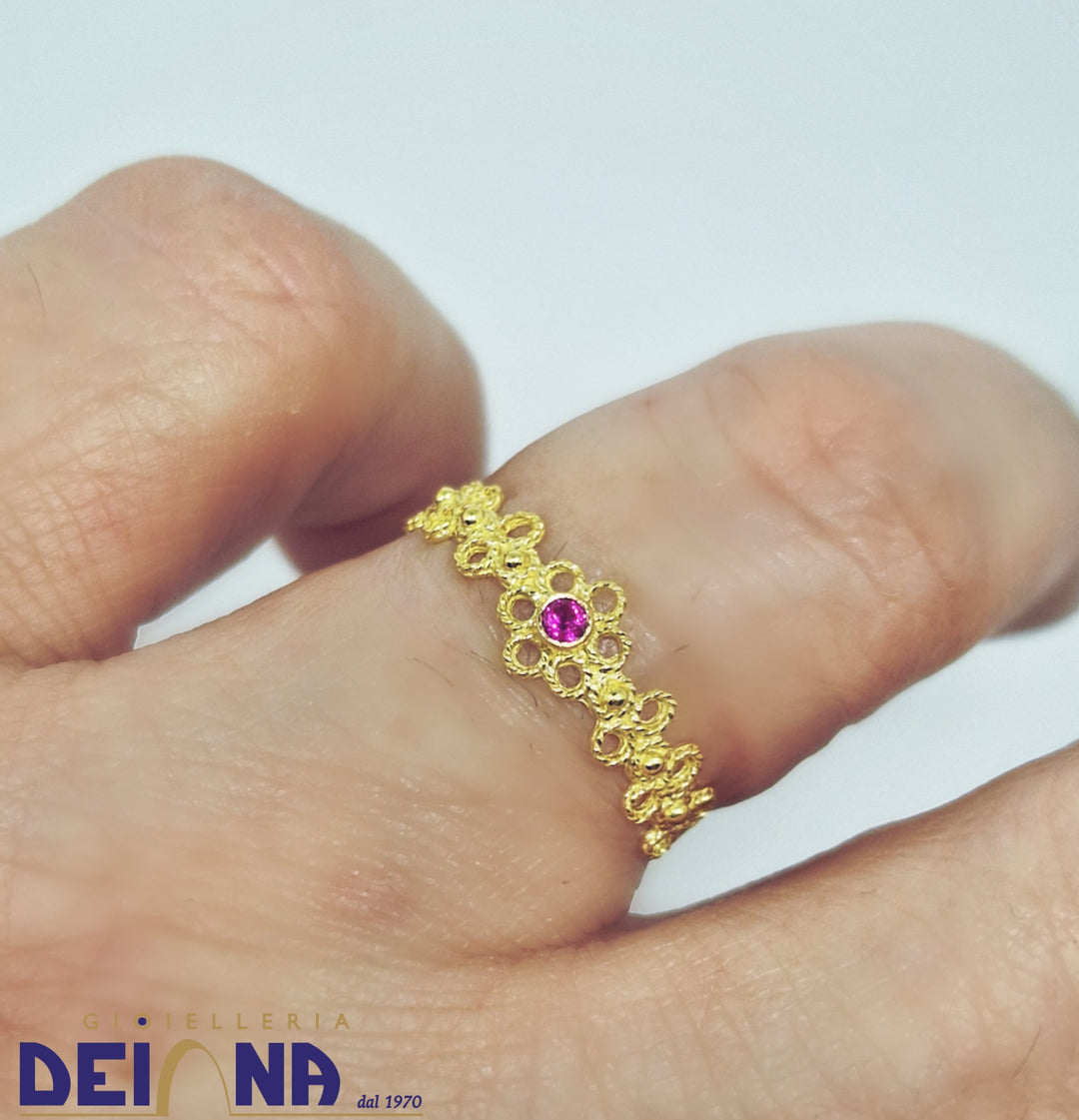 Filigrana sarda: Anello stile fede sarda con granato centrale in