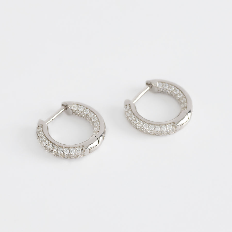 Mabina - Orecchini a cerchio in argento con pavé in zirconi.