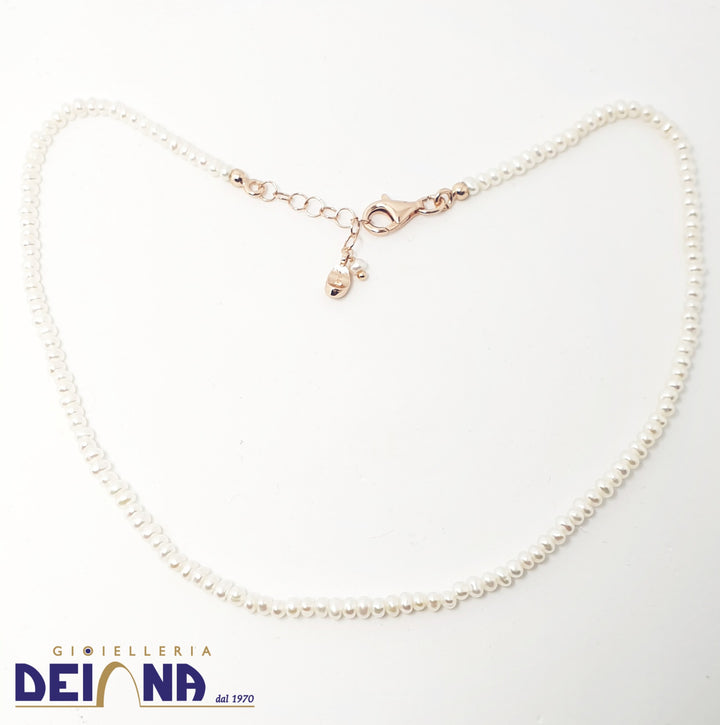 Marakò: Choker di filo di perle bianche micro, con chiusura in argento gold rose.